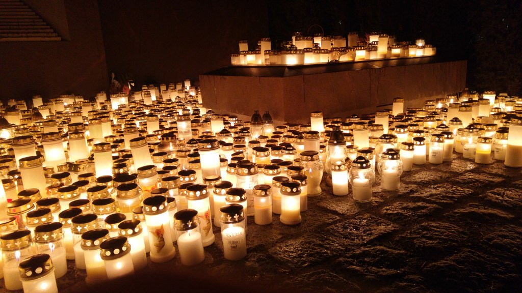 kymmenittäin hautakynttilöitä samassa rykelmässä